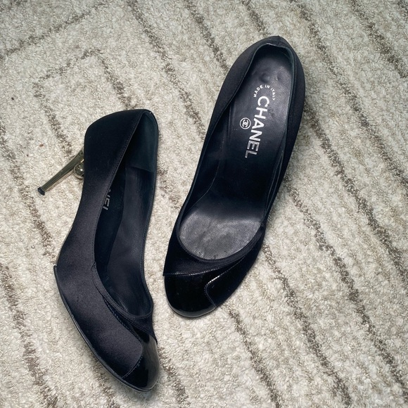 Chanel Black Satin & Patent Leather Heels w/ Sculptural Silver Heel size 40 - Picture 7 of 12
